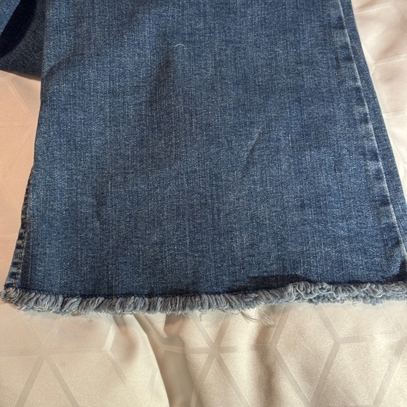 Lee Flare Jeans Nw/o tags frayed hem w/ slit at bottom of flared leg- Size 6med - Picture 6 of 11